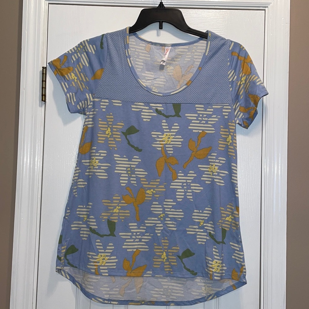 2/$22 LuLaRoe Short Sleeve Scoop Neck Top. Size Medium